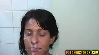 A morena jovem fez sexo oral e anal antes de se ejacular no rosto