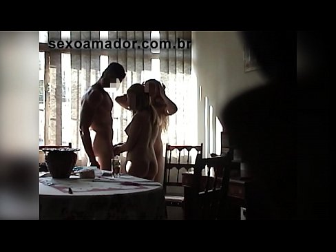 ❤️ Amigos sexuais convidam um homem gigante e uma ménage à trois com ele ☑ Porno real em nós