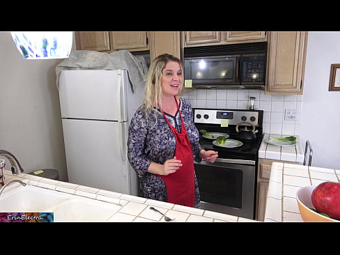 ❤️ A madrasta o ordenha na cozinha antes de sua data ☑ Porno real em nós