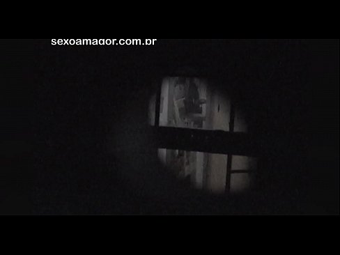 ❤️ Lourinho é secretamente filmado por um voyeur de bairro escondido atrás de tijolos ocos ☑ Porno real em nós