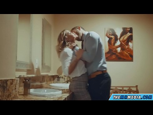 ❤️ Quando uma loira peituda o seduz em um banheiro público ☑ Porno real em nós